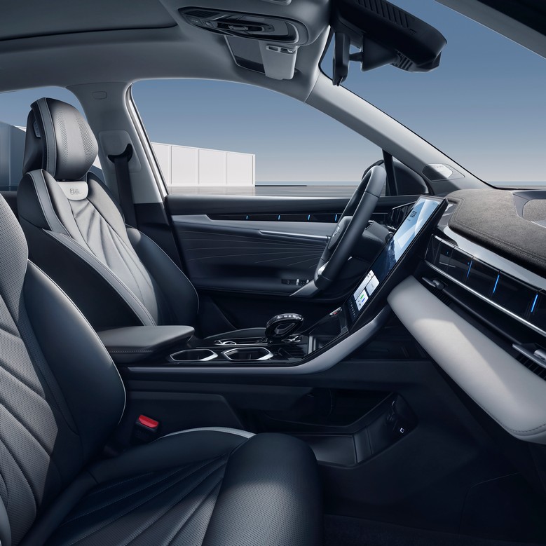 Аудиосистема 11 динамиков Geely Atlas — включая 2 в подголовнике водителя